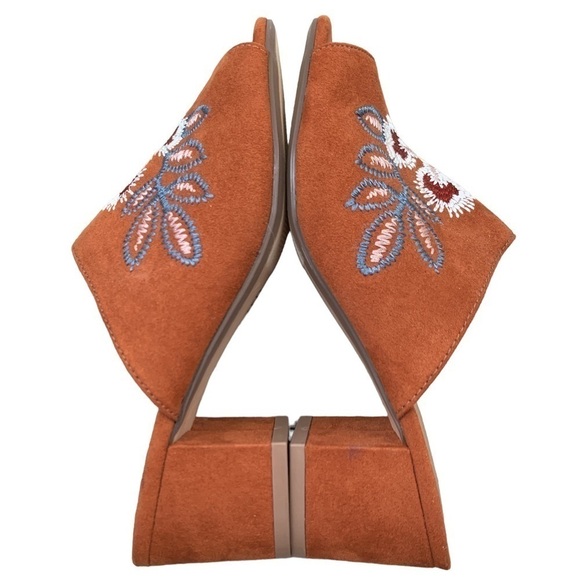 RESTRICTED Embroidered Block Heel Mules - Picture 3 of 8